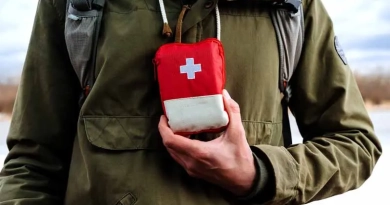 vecteezy_a-tourist-person-holds-in-his-hand-a-first-aid-kit-a-red_40506636