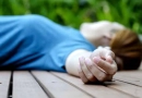 vecteezy_hands-of-a-young-woman-fainting-in-the-park-in-the-summer_22995196