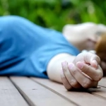 vecteezy_hands-of-a-young-woman-fainting-in-the-park-in-the-summer_22995196