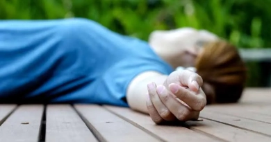 vecteezy_hands-of-a-young-woman-fainting-in-the-park-in-the-summer_22995196