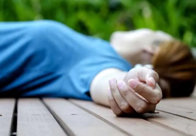 How do I perform CPR in a survival scenario? vecteezy_hands-of-a-young-woman-fainting-in-the-park-in-the-summer_22995196