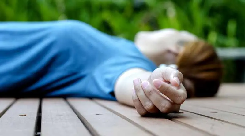 vecteezy_hands-of-a-young-woman-fainting-in-the-park-in-the-summer_22995196