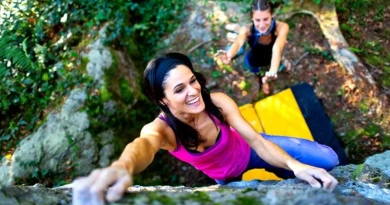 vecteezy_happy-girl-practicing-bouldering-with-the-crash-pad-and-her_11209497