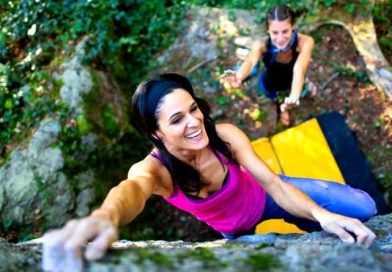 What should I know about climbing etiquette? vecteezy_happy-girl-practicing-bouldering-with-the-crash-pad-and-her_11209497