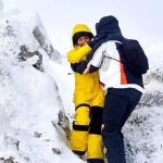 vecteezy_man-and-woman-travelers-descend-from-the-snowy-top-of-the_38931656