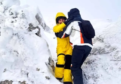 vecteezy_man-and-woman-travelers-descend-from-the-snowy-top-of-the_38931656