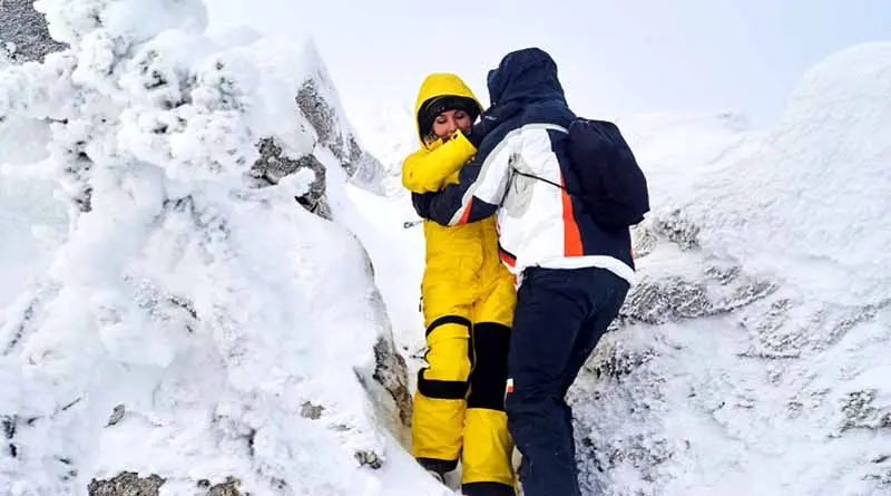 vecteezy_man-and-woman-travelers-descend-from-the-snowy-top-of-the_38931656