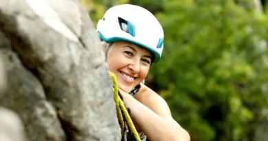 vecteezy_portrait-of-a-woman-in-a-white-safety-helmet_34199496