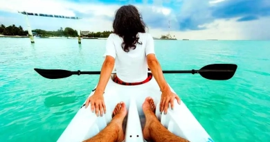 vecteezy_pov-couple-kayaking-in-the-ocean-on-vacation-in-maldives_46552257