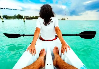 vecteezy_pov-couple-kayaking-in-the-ocean-on-vacation-in-maldives_46552257