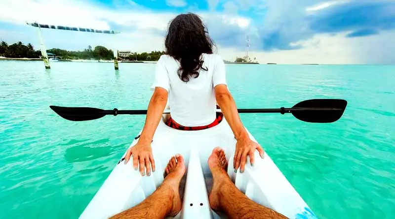 vecteezy_pov-couple-kayaking-in-the-ocean-on-vacation-in-maldives_46552257