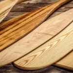 vecteezy_set-of-wooden-canoe-paddles-against-rustic-wood_40693581