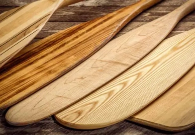 vecteezy_set-of-wooden-canoe-paddles-against-rustic-wood_40693581