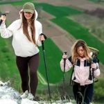 vecteezy_two-young-women-hiking-in-the-mountains-and-drinking-tea_45388043