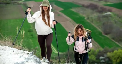 vecteezy_two-young-women-hiking-in-the-mountains-and-drinking-tea_45388043