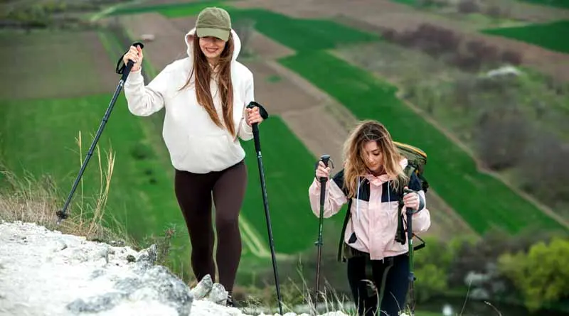 vecteezy_two-young-women-hiking-in-the-mountains-and-drinking-tea_45388043