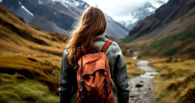 vecteezy_woman-hiker-with-backpack-hiking-in-cordillera-blanca-peru_27004682