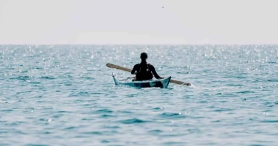 vecteezy_woman-sea-kayak-happy-smiling-woman-in-kayak-on-ocean_45598333