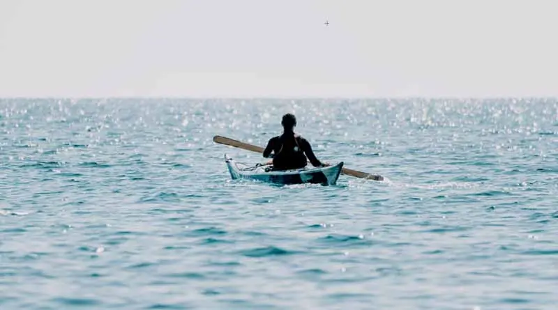 vecteezy_woman-sea-kayak-happy-smiling-woman-in-kayak-on-ocean_45598333