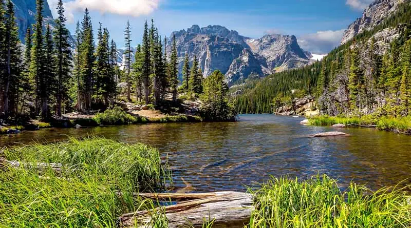 vecteezy_landscape-of-dream-lake-in-rocky-mountain-national-park-in_21853713