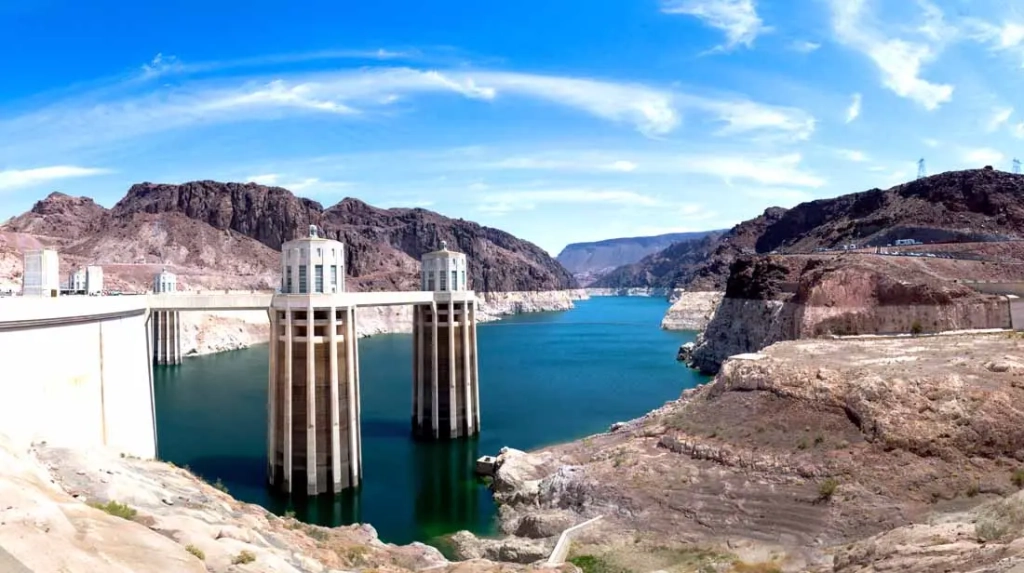 vecteezy_reservoir-of-the-hoover-dam-in-nevada_35207838