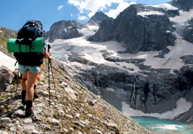 vecteezy_tourists-in-shorts-with-huge-backpacks-with-backpacking-pads_45837993