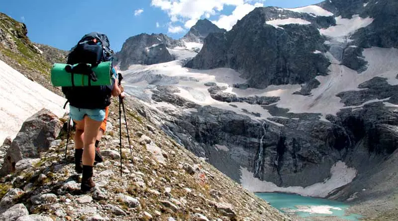 vecteezy_tourists-in-shorts-with-huge-backpacks-with-backpacking-pads_45837993