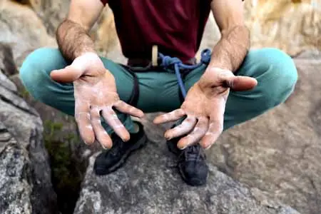 vecteezy_close-up-detail-of-a-climber-s-chalky-hands_47733933