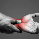 vecteezy_close-up-of-afro-man-rubbing-his-inflamed-wrist-suffering_50822184