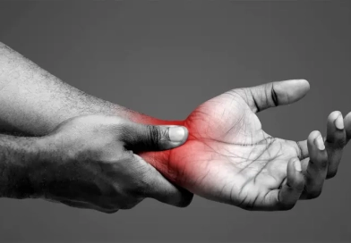 Preventing Tendonitis from Climbing: Essential Tips and Practices vecteezy_close-up-of-afro-man-rubbing-his-inflamed-wrist-suffering_50822184