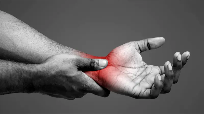 vecteezy_close-up-of-afro-man-rubbing-his-inflamed-wrist-suffering_50822184