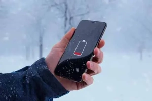 low-battery-on-smartphone-in-man-hand-winter-cold-time