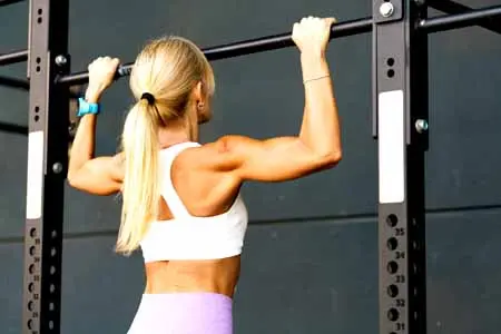 pull-up vecteezy_unrecognizable-woman-doing-pull-ups-on-bar-in-fitness-club_41050425