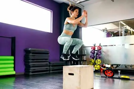 vecteezy_caucasian-female-doing-box-jump-workout-at-gym_4675021