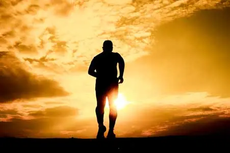 vecteezy_silhouette-of-a-man-running-at-sunset-with-dramatic-sky-and_49606384